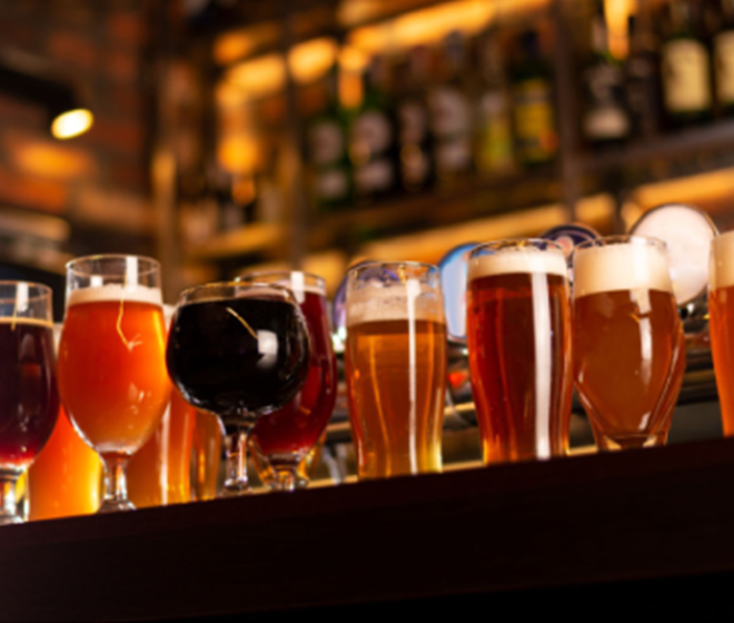 Verres de bière alignés en dégustation